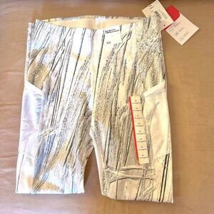 SPORTS ILLUSTRATED. NWT. Ski Tracks White Leggings. Size XS.